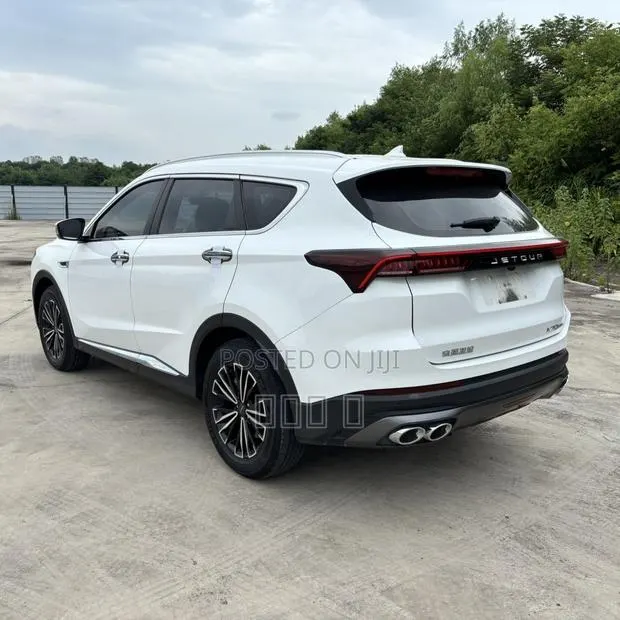 Jetour X70 Plus 1.6 6-Seater FWD 2022 White · Photo 3