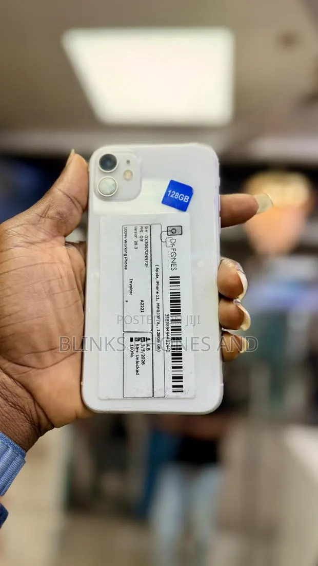 Apple iPhone 11 128 GB White · Photo 1