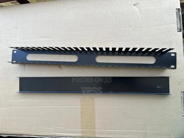 Cable Manager Metal 1u/19’’ With Cover · Photo 1