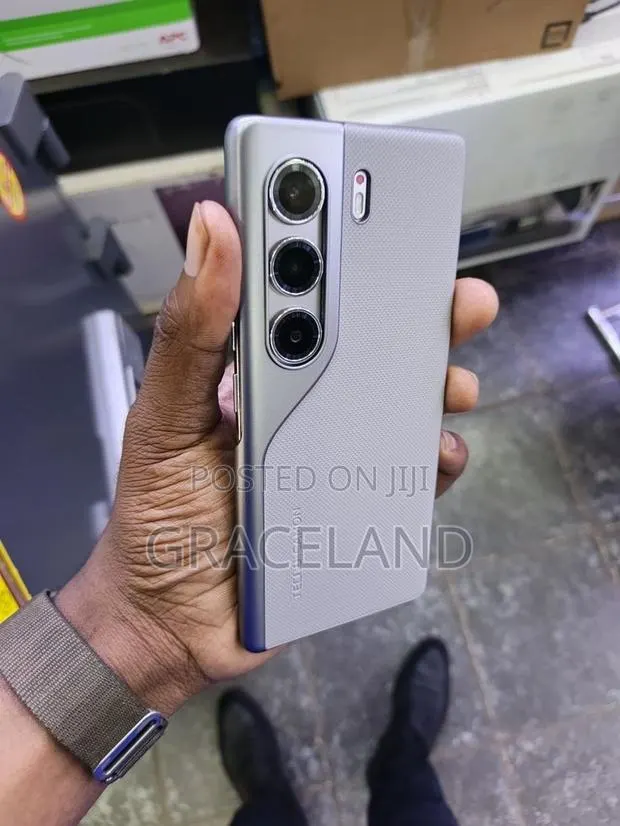 New Tecno Camon 40 Pro 4G 256 GB Gray · Photo 1