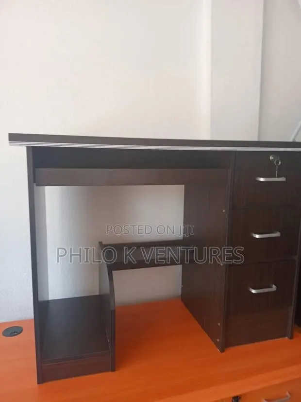 Flat Surface With Drawers for Pc · Photo 1