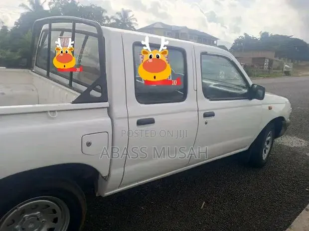 Nissan Hardbody 1999 White · Photo 1