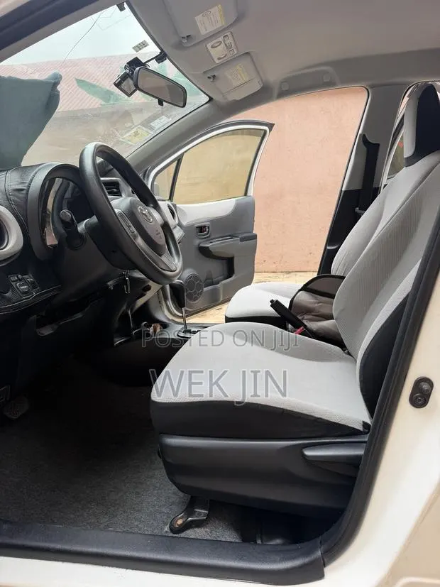 Toyota Vitz 1.3 AWD 5dr 2013 White · Photo 5