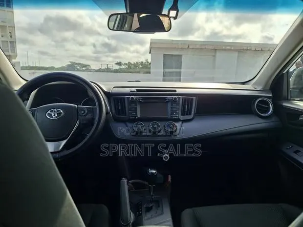 Toyota RAV4 LE AWD (2.5L 4cyl 6A) 2017 White · Photo 1