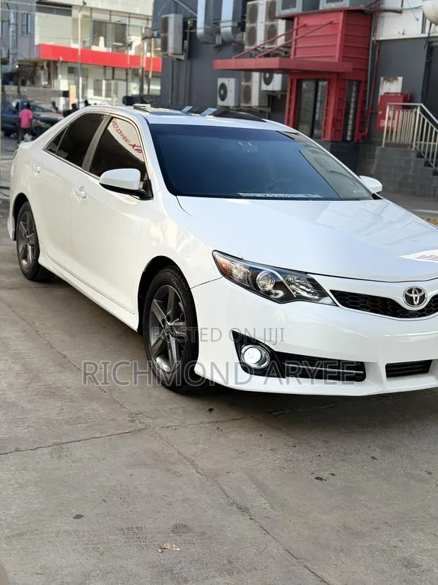 Toyota Camry SE 4dr Sedan (2.5L 4cyl 6A) 2013 White