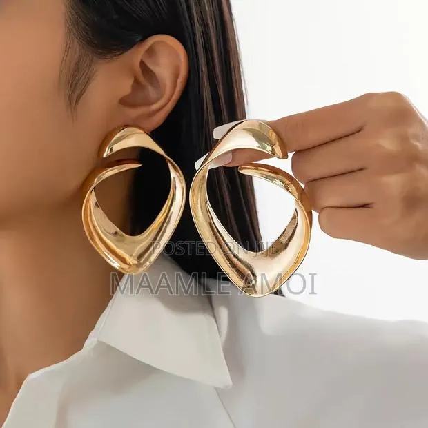 Bold Golden Statement Earring · Photo 1