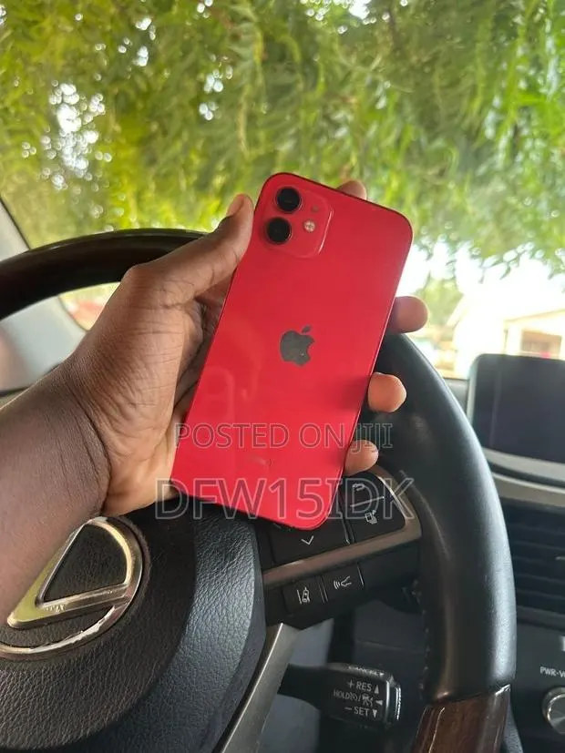 Apple iPhone 12 64 GB Red · Photo 1