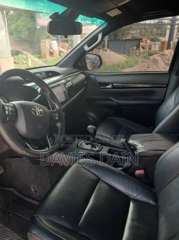Toyota Hilux 2014 Black · Photo 1