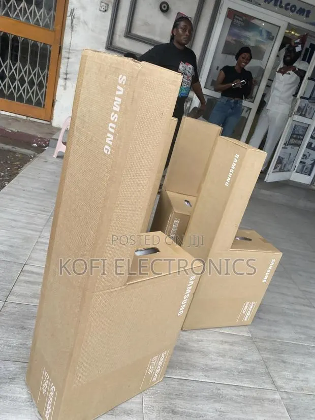 Discover the Glamorous Titan Black Finish of Samsung B450f · Photo 1