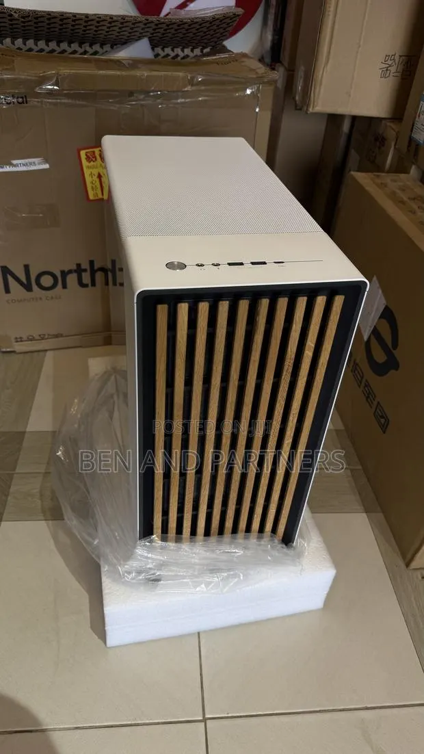 Fractal North Chalk White Atx Case · Photo 1