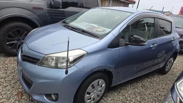 Toyota Vitz 1.3 AWD 5dr 2012 Blue · Photo 1