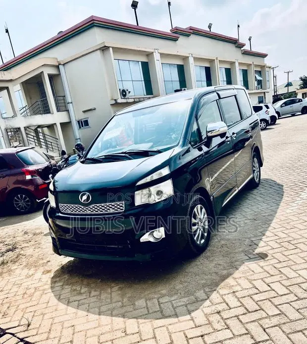Toyota Voxy · Photo 1