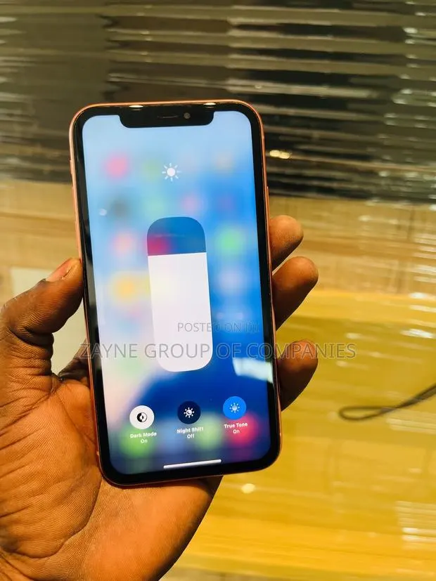 Apple iPhone XR 128 GB Orange · Photo 1
