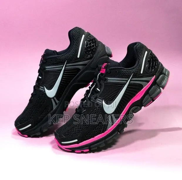 Nike Zoom Vomero 5 "Black/Pink Blast" · Photo 1