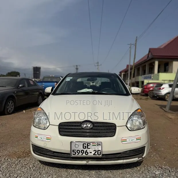 Hyundai Accent SE Automatic 2010 White · Photo 1