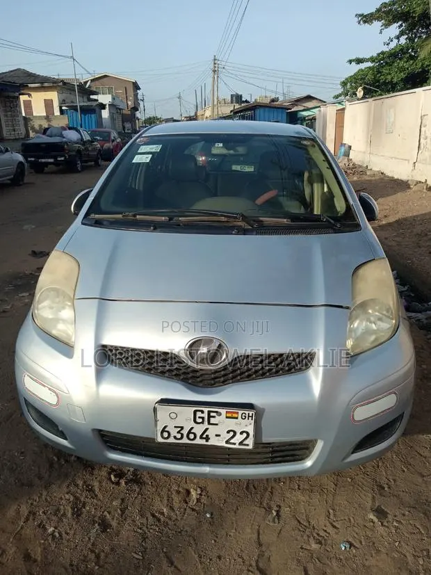 Toyota Vitz 1.3 FWD 5dr 2009 Silver · Photo 1