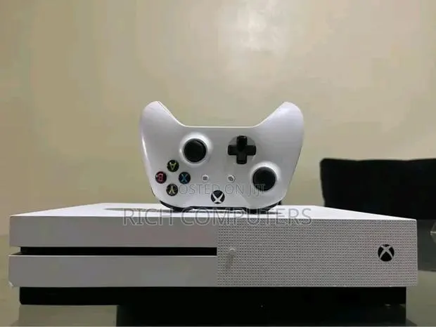 Xbox One S With One Pad · Photo 1