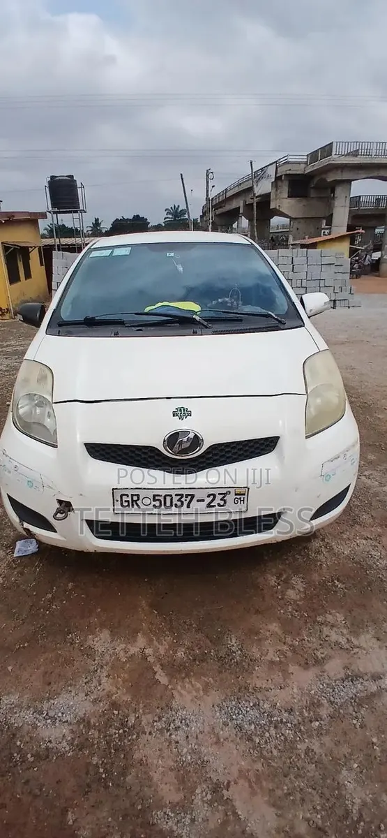Toyota Vitz 2010 White · Photo 1