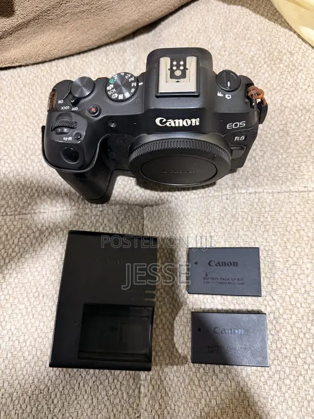 Canon R8 With Two Original Batteries · Photo 1