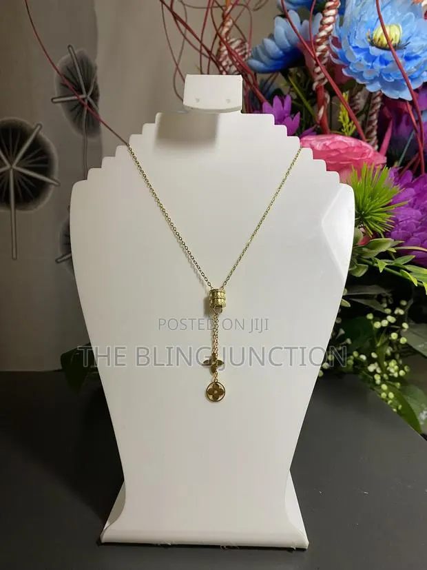 Gold Necklace · Photo 1