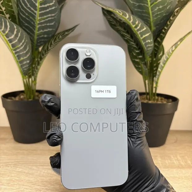 Apple iPhone 16 Pro Max 1 TB Gray · Photo 1