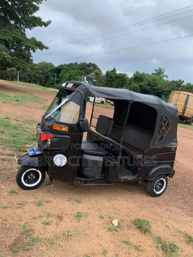 Bajaj RE 2022 Black · Photo 1