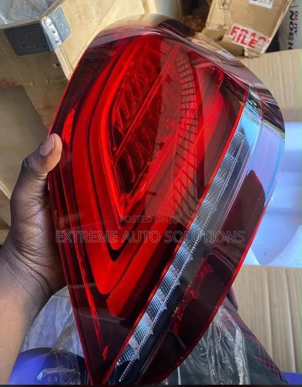 Mercedes Benz C300 2020 Tail Light · Photo 1