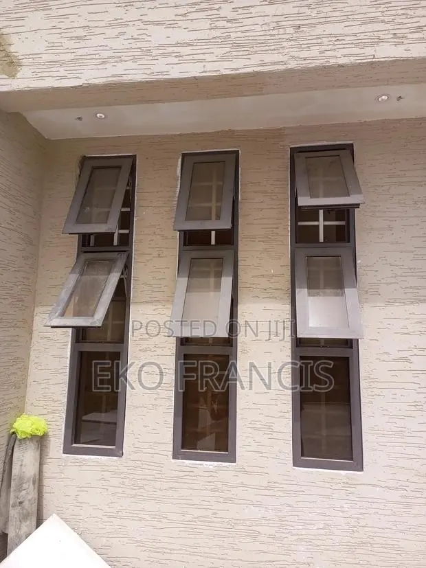 Aluminium PROJECTED Windows · Photo 1