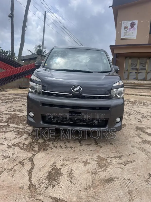 Toyota Voxy 2012 Grey · Photo 1