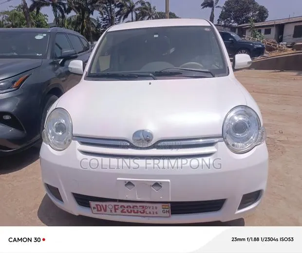 Toyota Sienta 2013 White · Photo 1