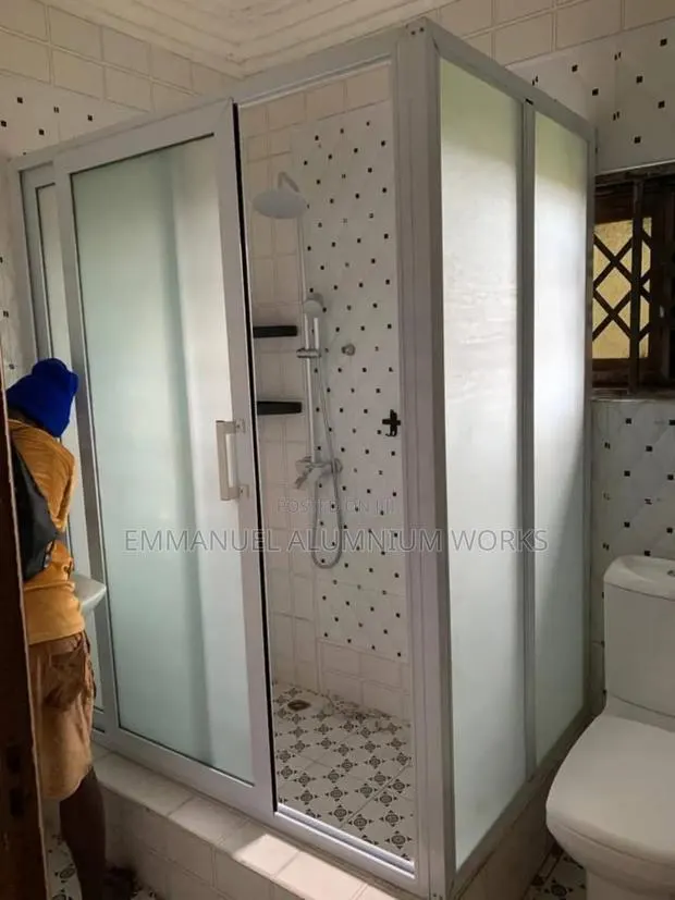 B10 Aluminium Bathroom Door · Photo 1