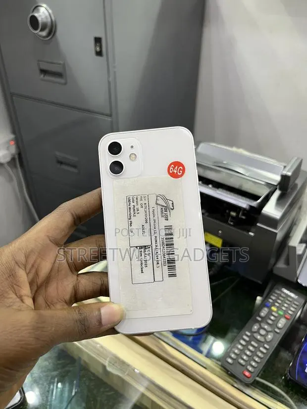 Apple iPhone 12 64 GB White · Photo 1