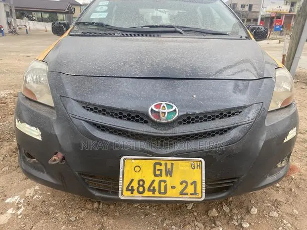 Toyota Yaris Base Sedan 4dr 2010 Gray · Photo 1