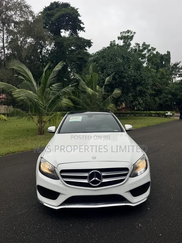 Mercedes-Benz C300 Luxury 4matic Sedan AWD (2.0L 4cyl 7A) 2017 White · Photo 1