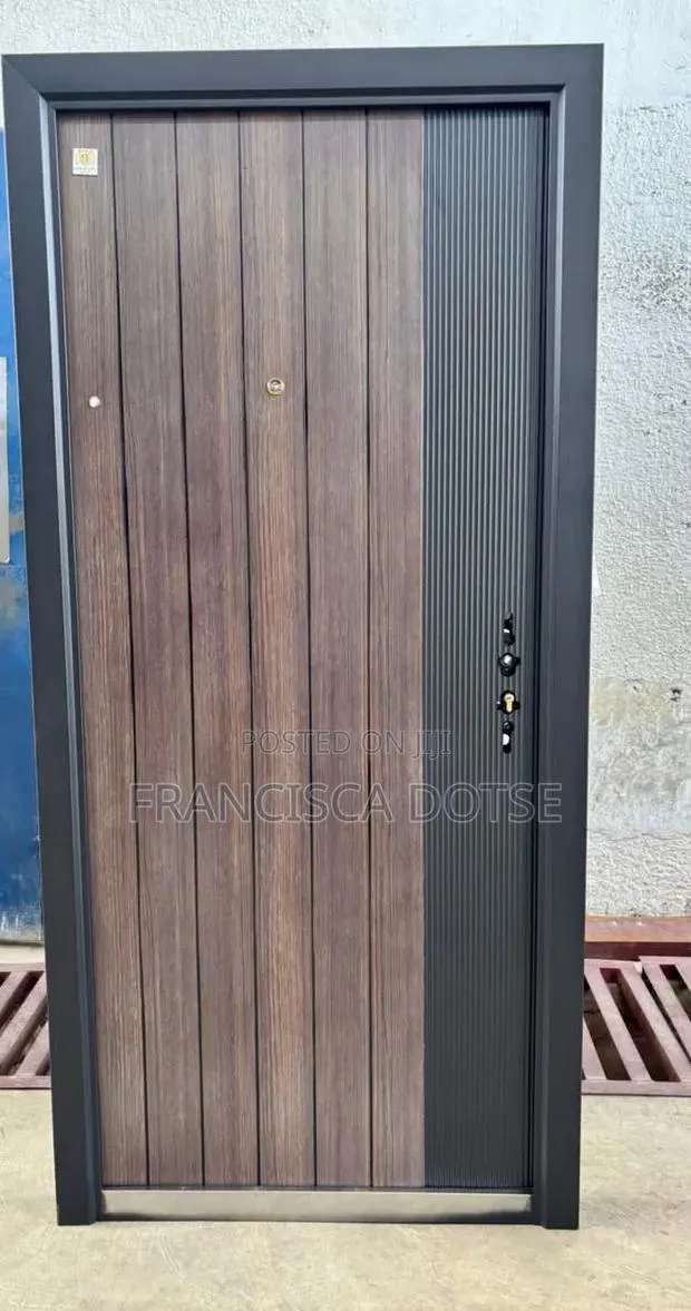 Single Paladin Smooth Door and Handle · Photo 1