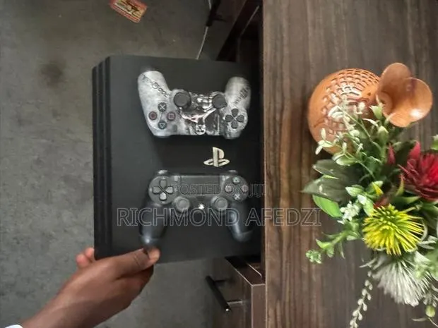 PlayStation 4 Pro · Photo 1