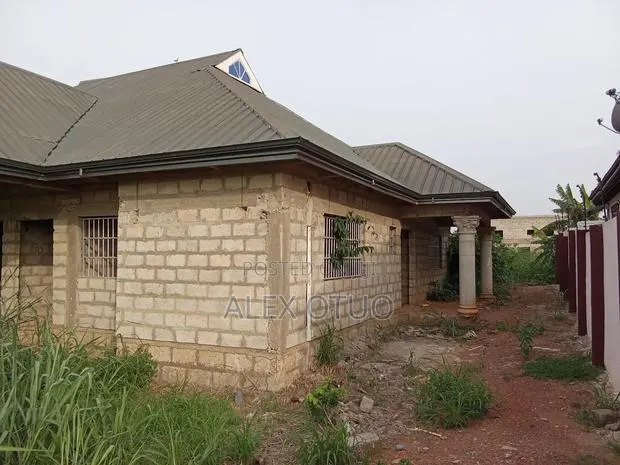 Uncompleted Four Bedrooms Five Washrooms · Photo 1