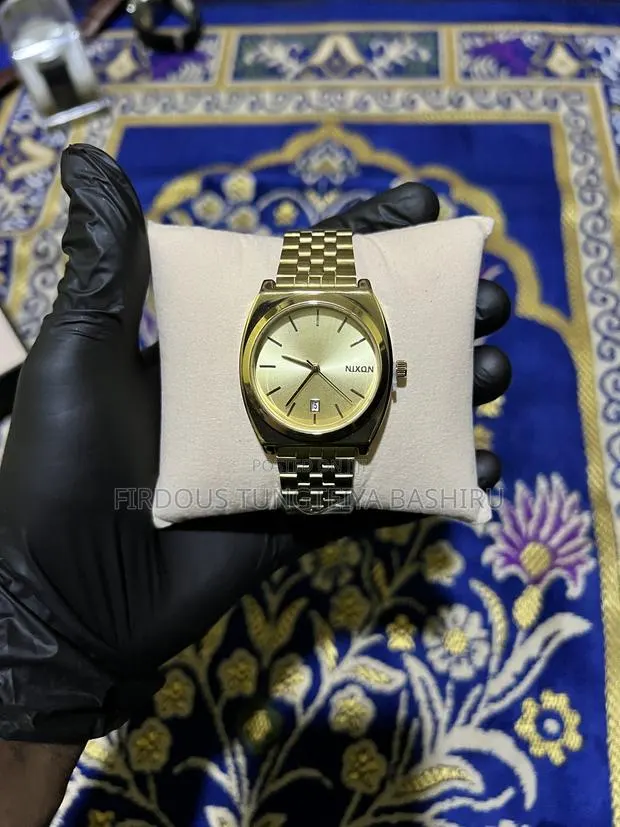 Nixon Gold-Tone Classic Watch – Timeless Luxury · Photo 1