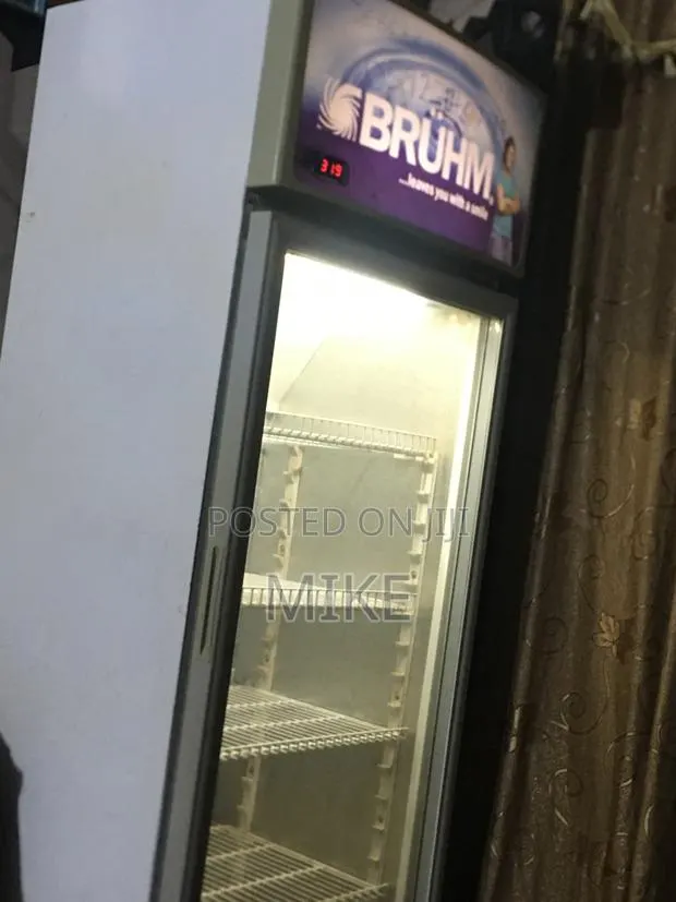 Showcase Refrigerator · Photo 1