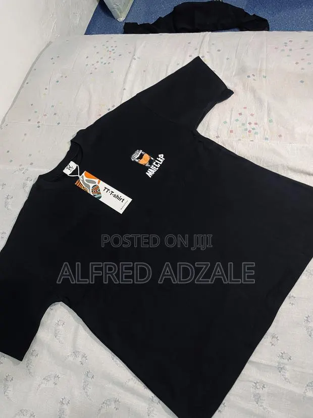 Black T-Shirt - 2XL · Photo 1