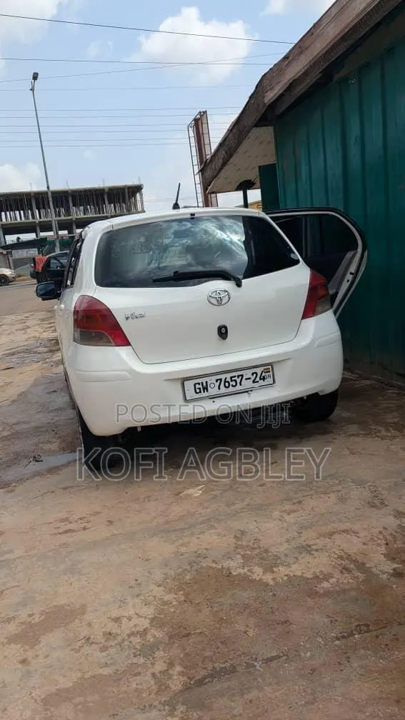 Toyota Vitz 1.0 FWD 3dr 2014 White · Photo 1
