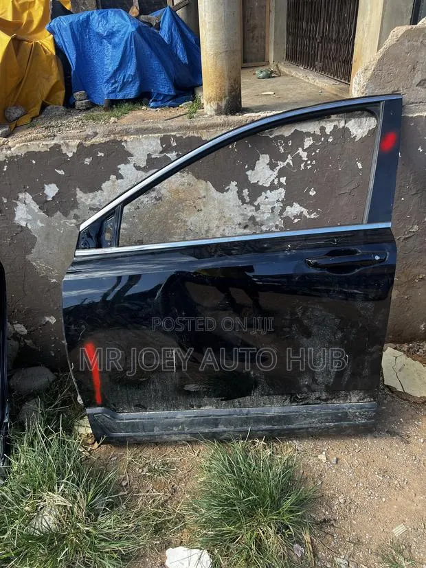 Honda CR-V 2017 2018 2019 2020 2021 2022 Front Left Door Complete · Photo 1