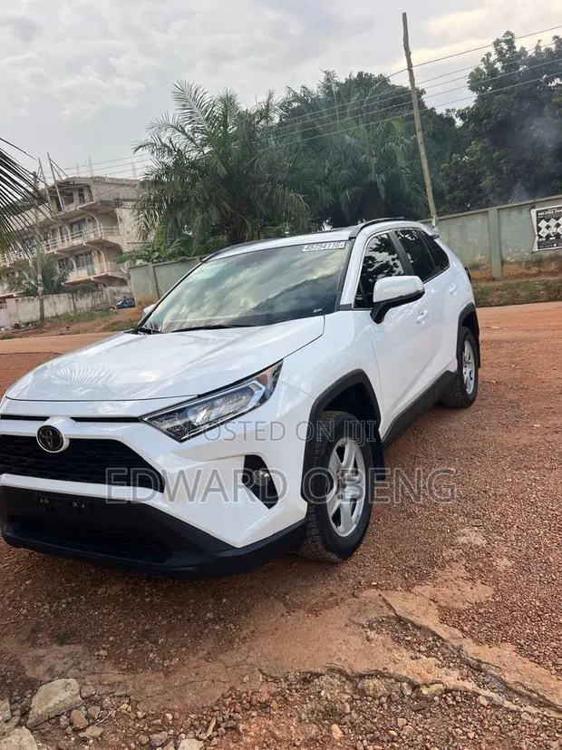 Toyota RAV4 XLE Premium 2021 White · Photo 1