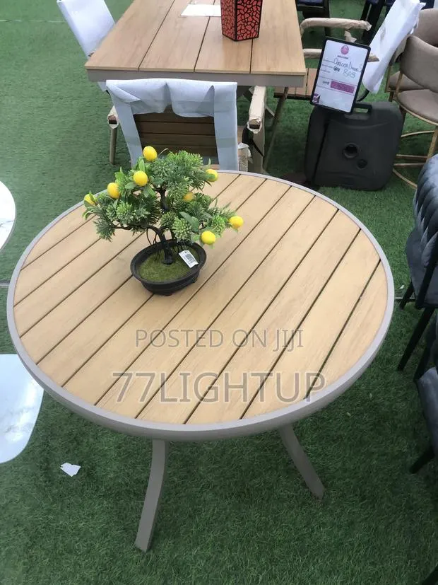 Rounded Table · Photo 1