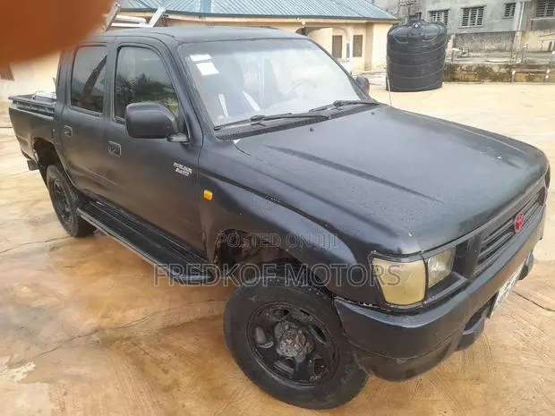 Toyota Hilux 1999 Black · Photo 1