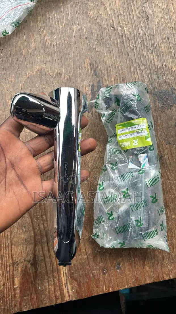Toyota RAV4 2013,2014,2015,2016,2017,2018 Outside Door Handle · Photo 1