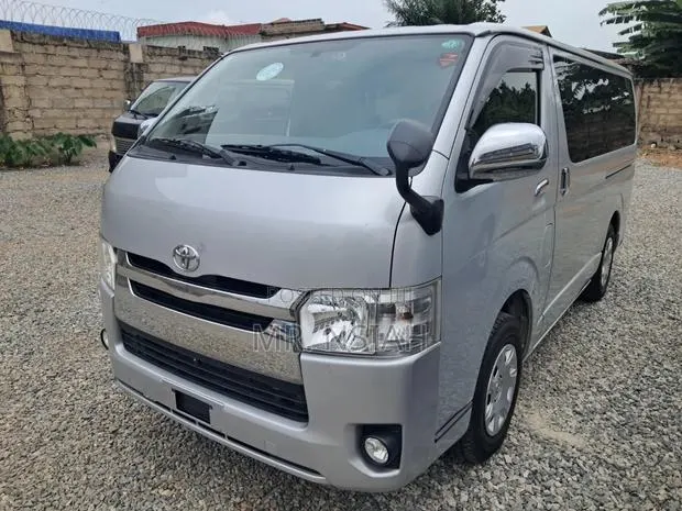 Toyota HiAce 2014 Silver · Photo 1