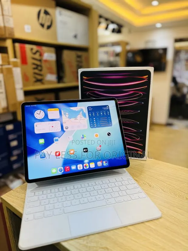 Apple iPad Pro 12.9 (2022) 256 GB Gray · Photo 1