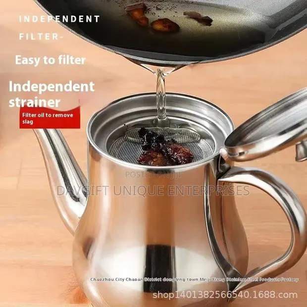 Stainless Steel 700ml Oil Jug With Strainer · Photo 1