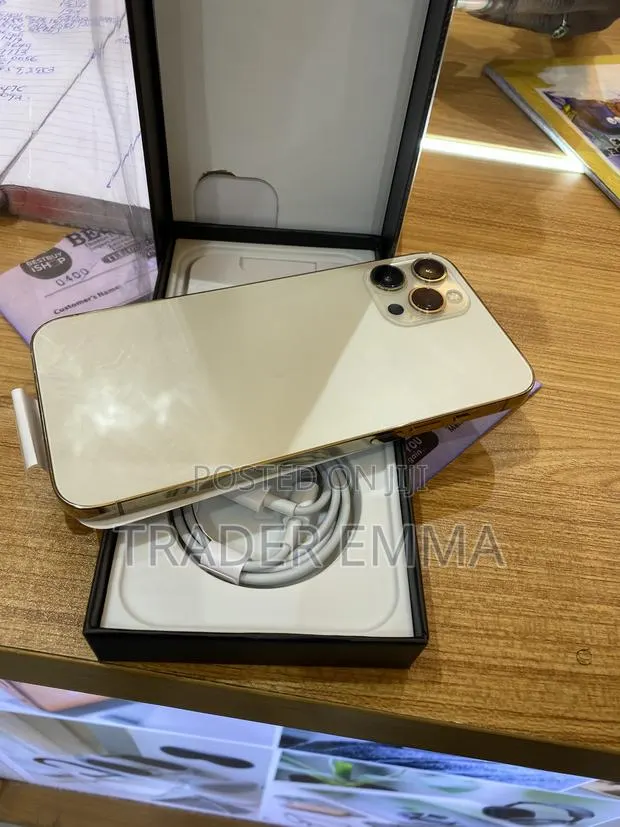 Apple iPhone 12 Pro Max 128 GB Gold · Photo 1